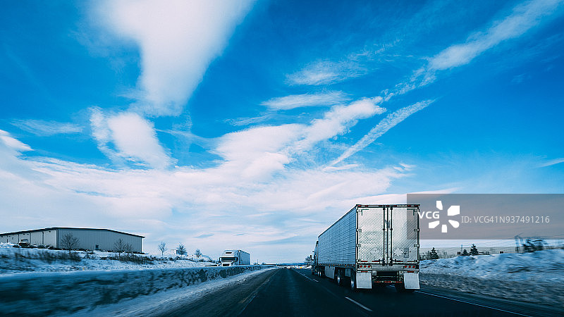 冬季在高速公路上行驶的18轮卡车图片素材