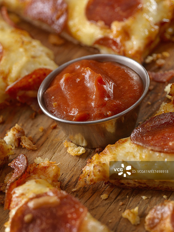 意大利香肠披萨配意大利番茄酱图片素材
