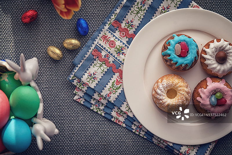 带有糖霜和甜食的小复活节蛋糕图片素材