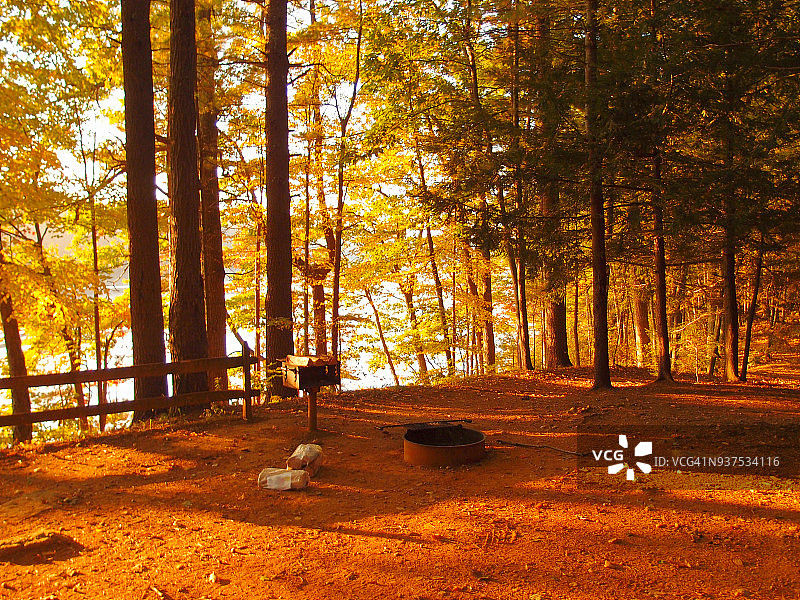 湖边露营地图片素材