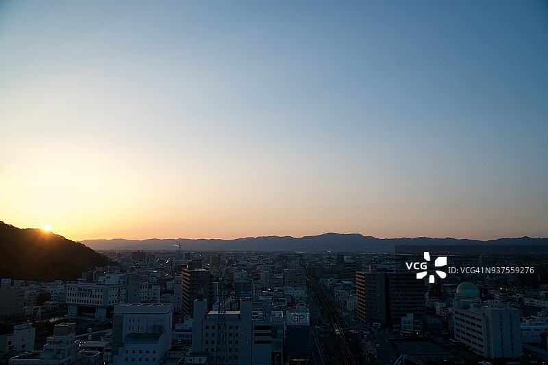 日本德岛县德岛市讃岐山脉和眉山的傍晚阳光图片素材