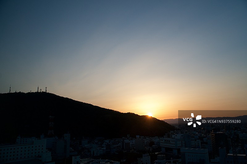 日本德岛县德岛市讃岐山脉和眉山的傍晚阳光图片素材