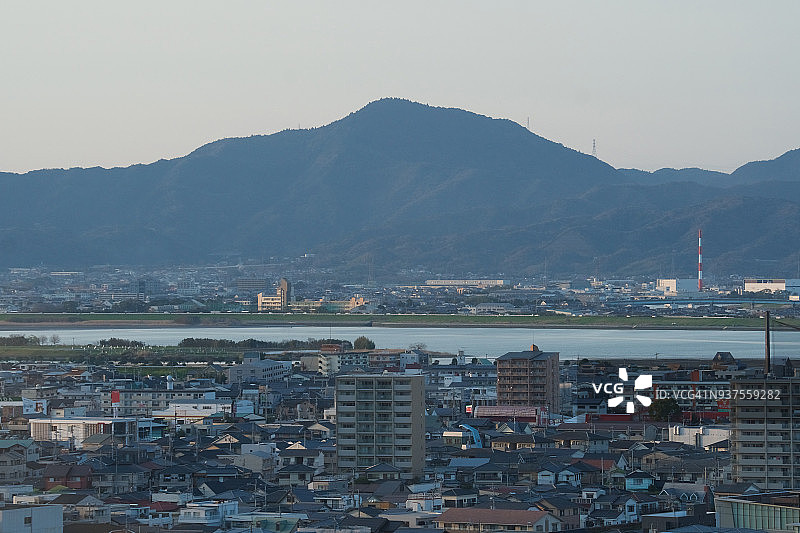 日本德岛县大麻山、吉野川和德岛市中心城市景观图片素材