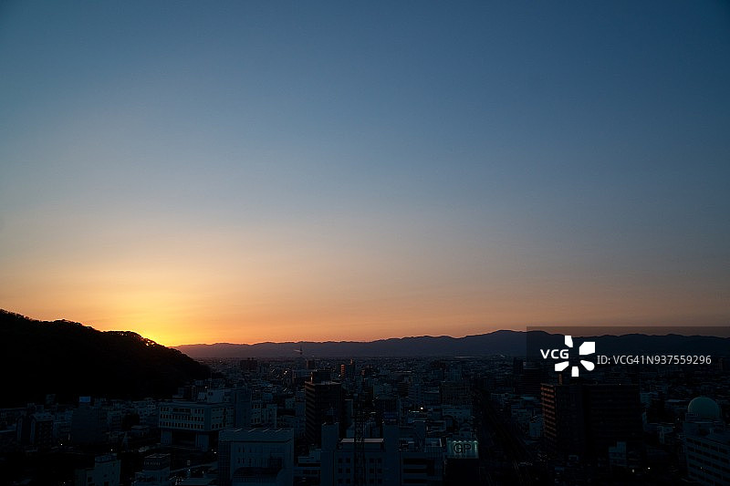 日本德岛县德岛市讃岐山脉和眉山的傍晚阳光图片素材