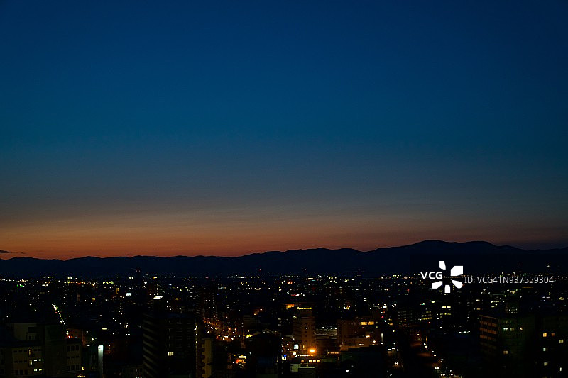日本德岛县德岛市，晚霞下的蓝橙色渐变天空、赞岐山脉和眉山图片素材