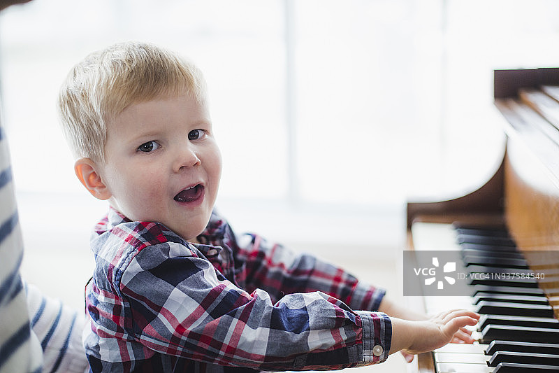 小男孩弹钢琴图片素材