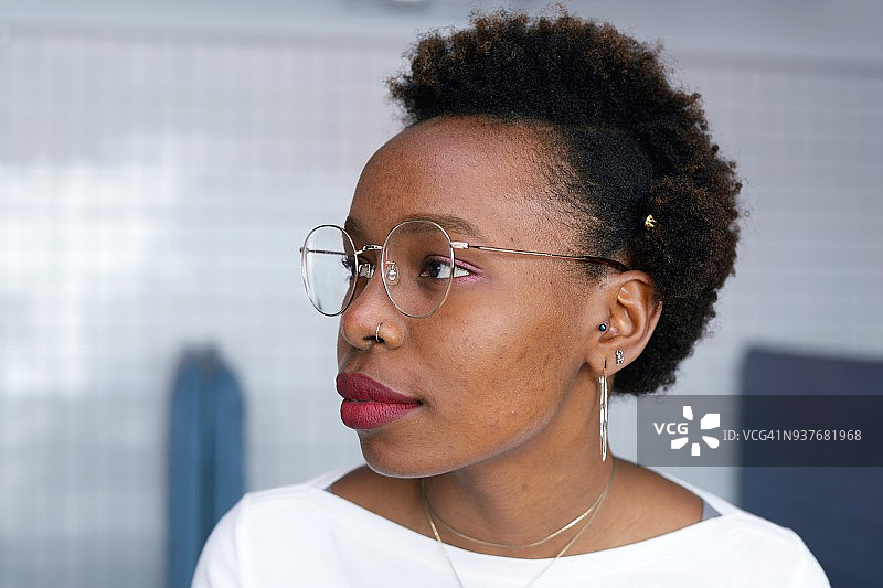 年轻女子看向别处图片素材