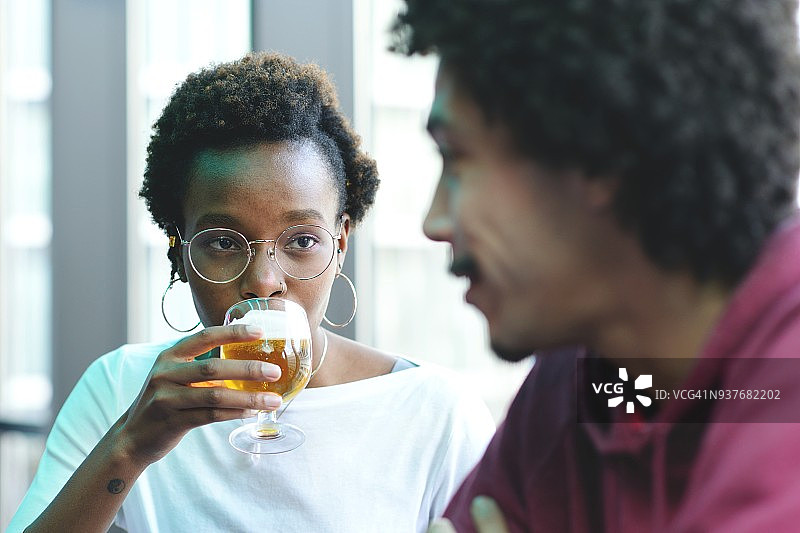 两个年轻人正在交谈图片素材