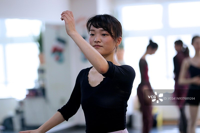 芭蕾舞表演彩排图片素材