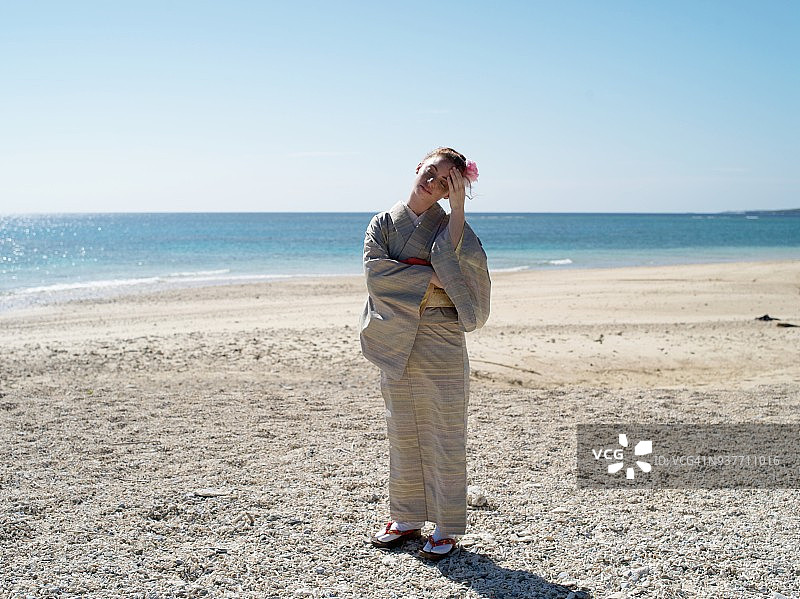 沙滩上的和服美国女人图片素材