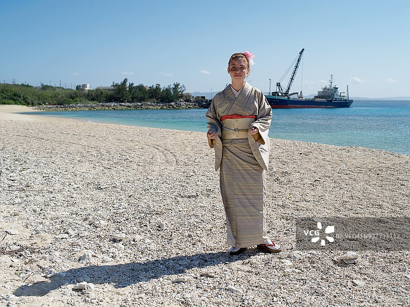 沙滩上的和服美国女人图片素材