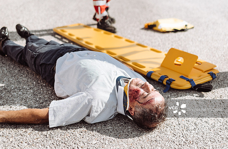 车祸后倒在地上的男人图片素材
