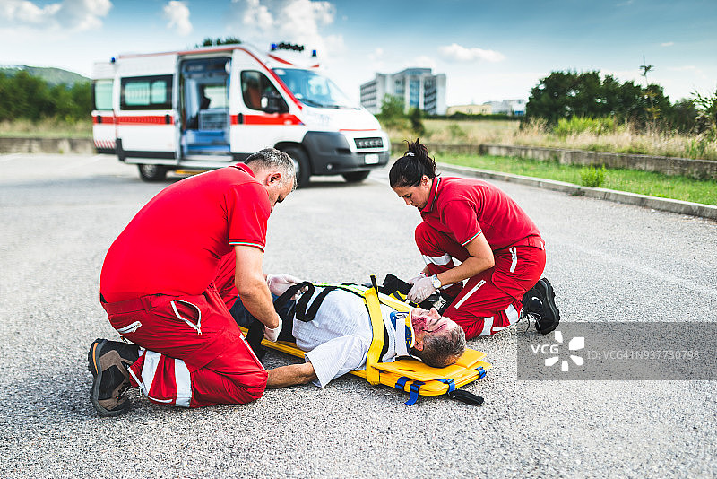 车祸现场的男人与护理人员图片素材