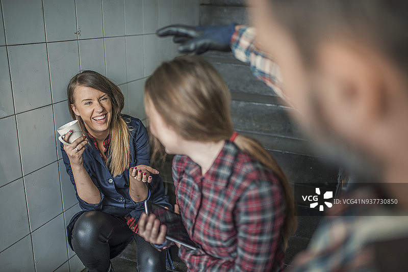 与正在茶歇的体力劳动者的女经理图片素材