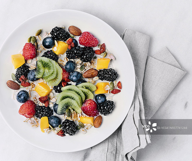 格兰诺拉麦片配牛奶和各种新鲜水果及果干图片素材