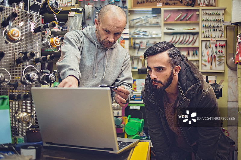 渔民购买新的渔具图片素材