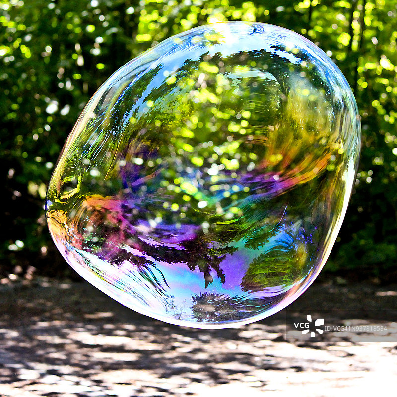 空中漂浮的彩色大泡泡图片素材