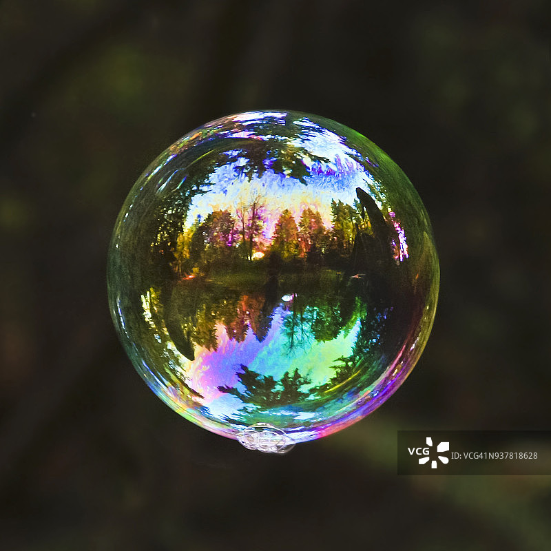 漂浮在空中的彩色泡泡图片素材