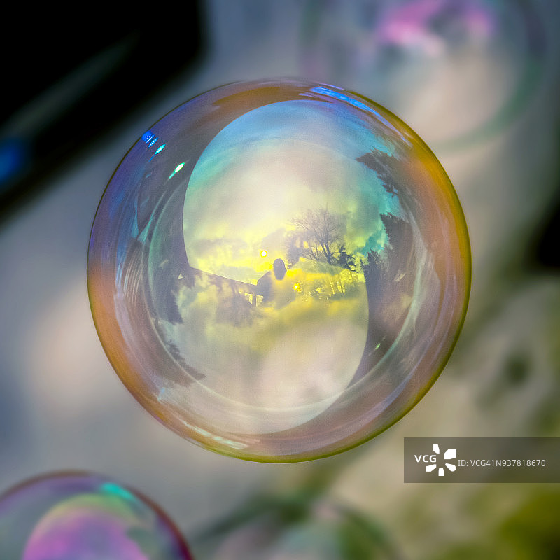 漂浮在空中的彩色泡泡图片素材