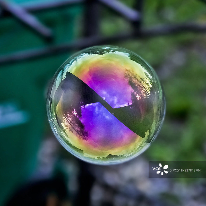 漂浮在空中的彩色泡泡图片素材