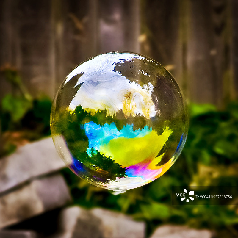 漂浮在空中的彩色泡泡图片素材