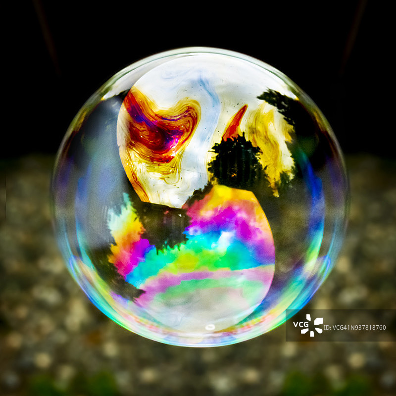 漂浮在空中的彩色泡泡图片素材