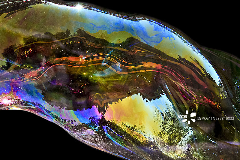 黑色背景上彩色气泡的延伸图片素材