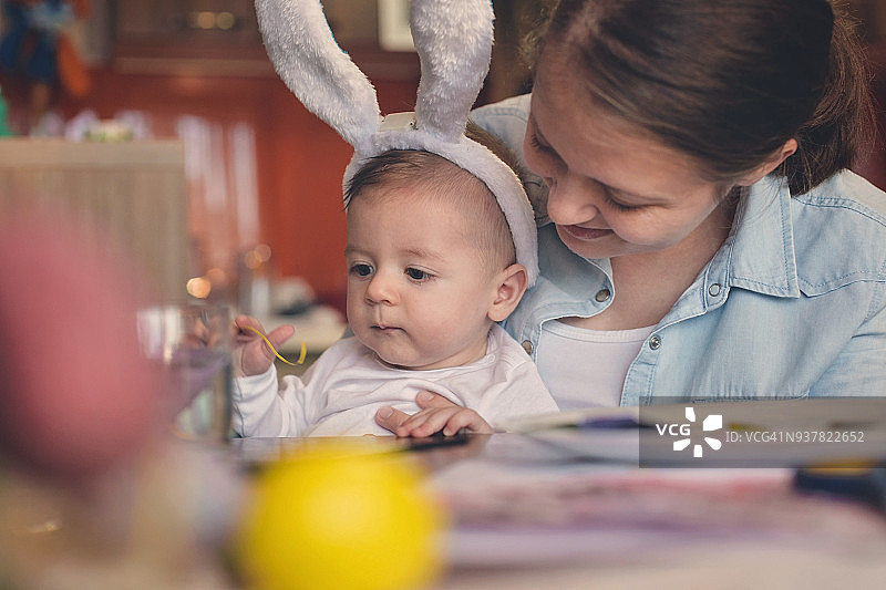 和妈妈一起庆祝第一个复活节图片素材