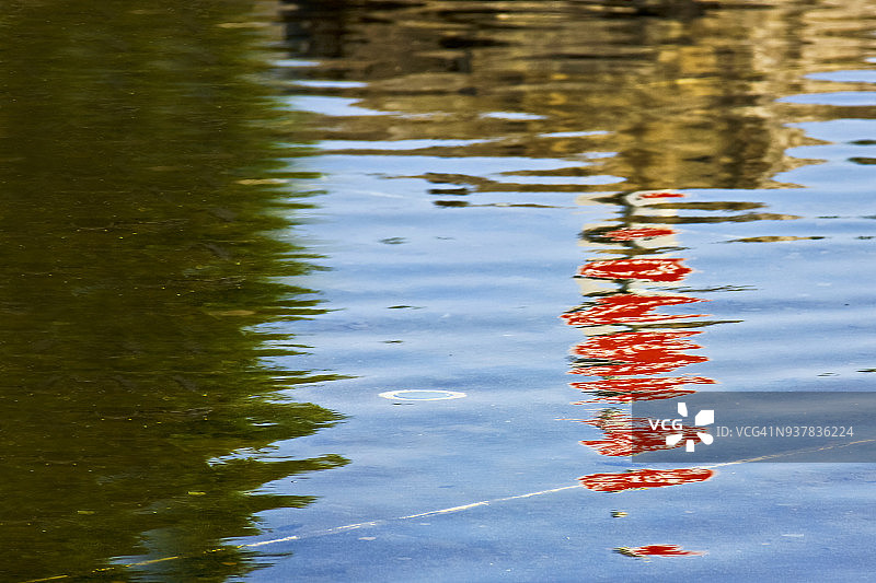 彩色水面倒影抽象图案图片素材