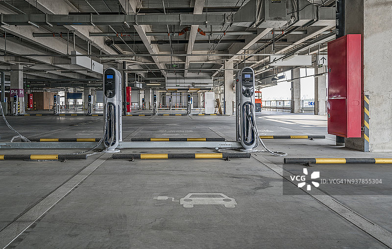 电动汽车停车位和充电站图片素材