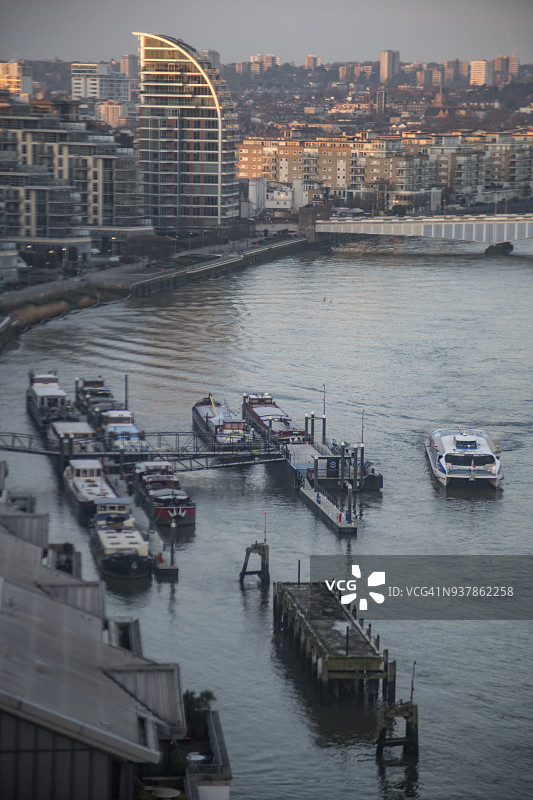 晨光：河畔建筑结构图片素材