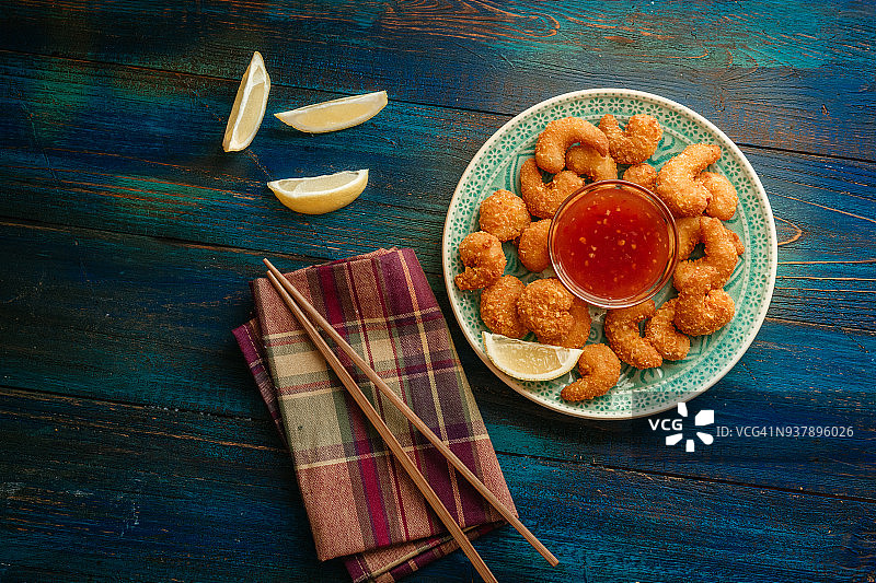 亚洲天妇罗炸虾配甜辣酱图片素材