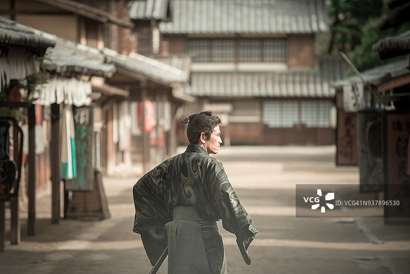 19世纪日本传统村庄中的武士图片素材