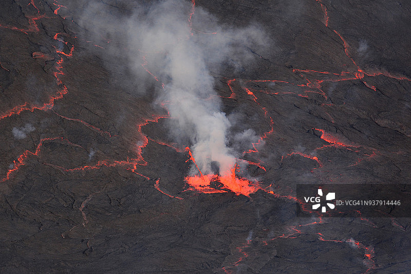 尼拉贡戈火山熔岩湖的龟裂表面和熔岩喷泉图片素材