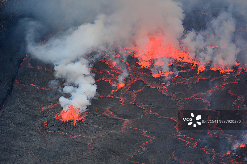 尼拉贡戈火山熔岩湖的龟裂表面和熔岩喷泉图片素材