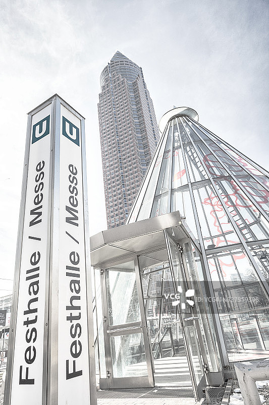 法兰克福的展览地铁站和展览塔图片素材