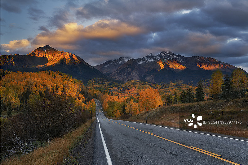 通往秋天的路图片素材