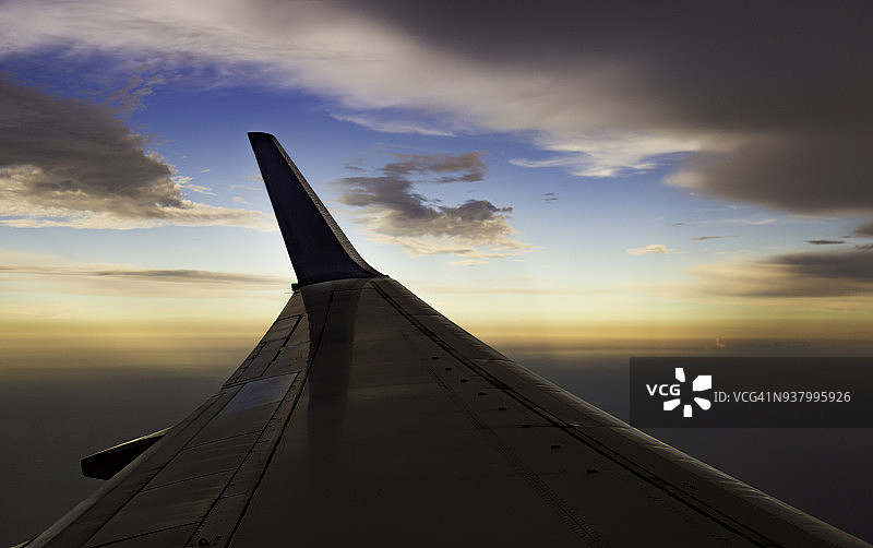 日落时分带小翼的飞机机翼图片素材