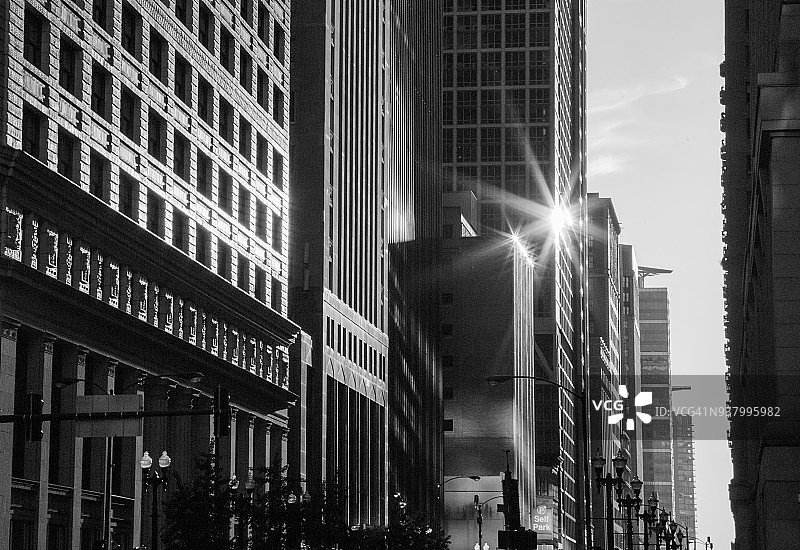 芝加哥市中心摩天大楼的日落图片素材