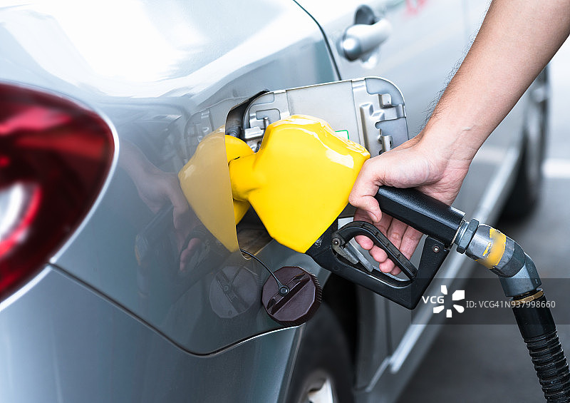 特写：手动给汽车加油图片素材