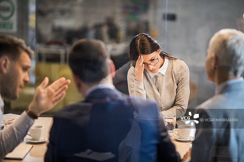 年轻女子面试失败，在办公室感到沮丧图片素材
