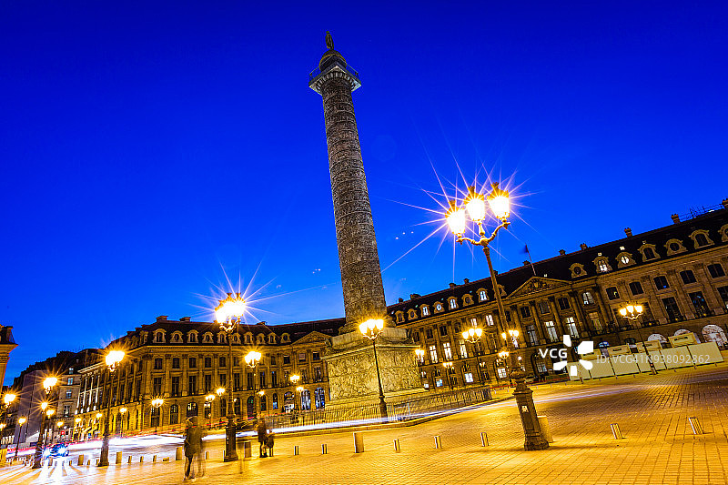 巴黎旺多姆广场的蓝色时刻图片素材