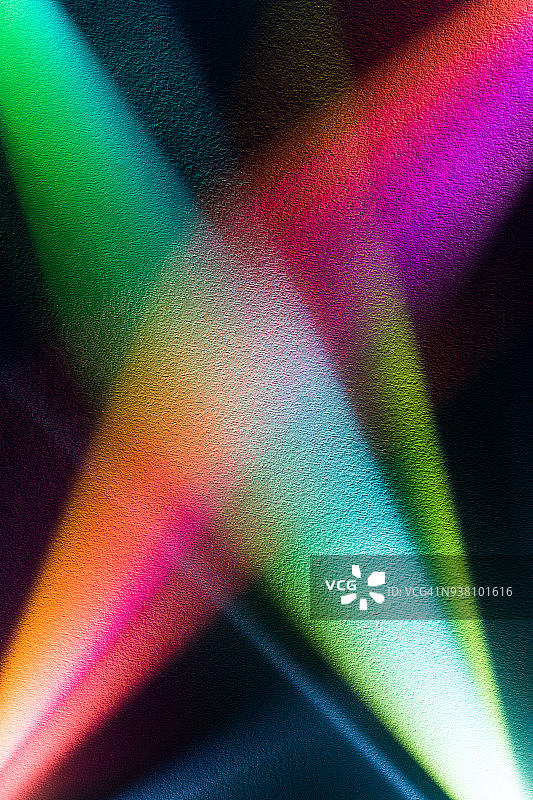 彩色光束照亮纸张纹理图片素材