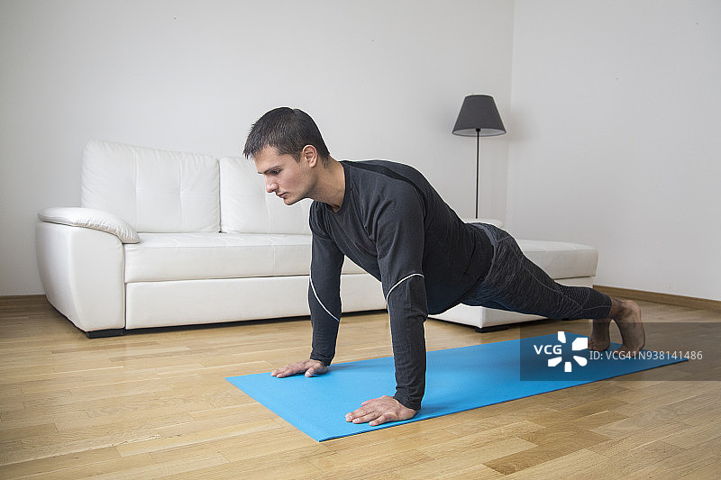 男子在家锻炼图片素材