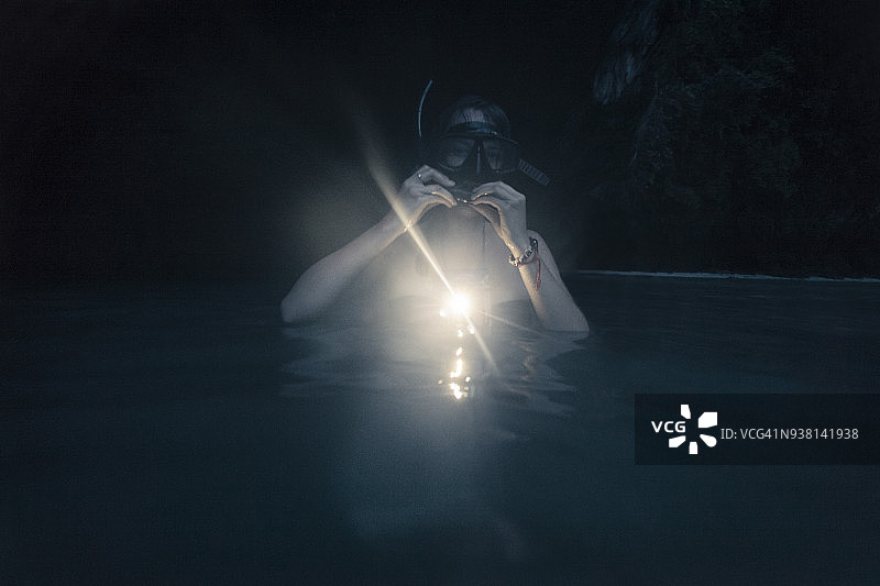 在泰国皮皮岛夜间浮潜的女人图片素材