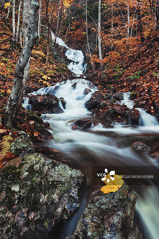 秋天的瀑布图片素材