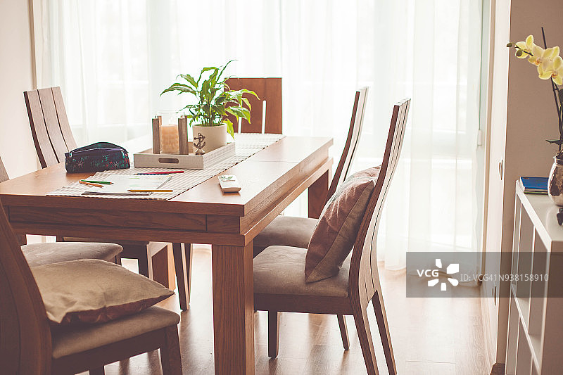 孩子在客厅木桌上绘画图片素材