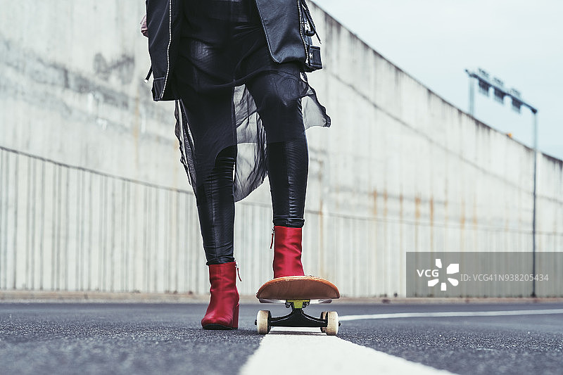 年轻时尚的滑板女人图片素材