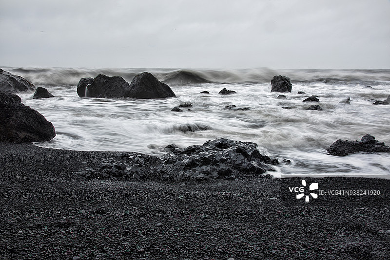 阴天下的雷尼斯法拉黑沙滩细节图片素材