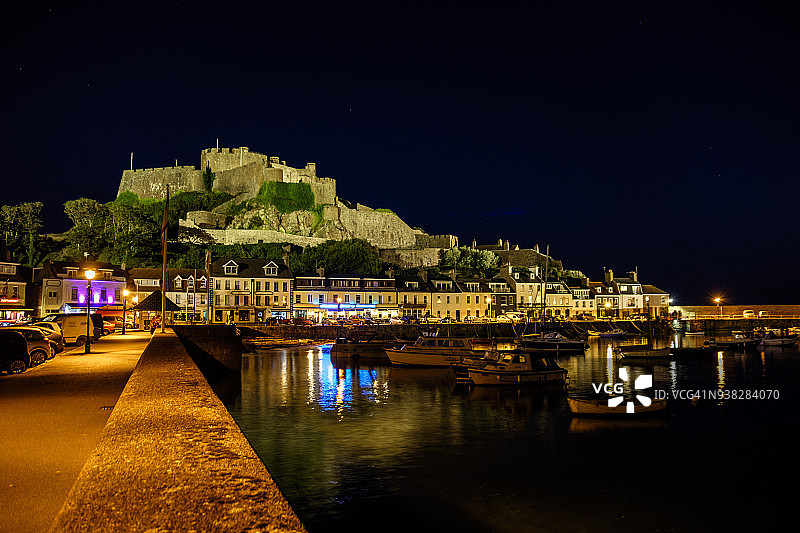 奥格伊尔城堡、戈雷港和码头在黄昏时分，位于泽西岛戈雷图片素材